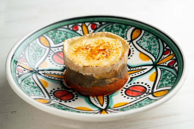 Photo mallorcan sobrassada with gratin goat cheese and roasted eggplant