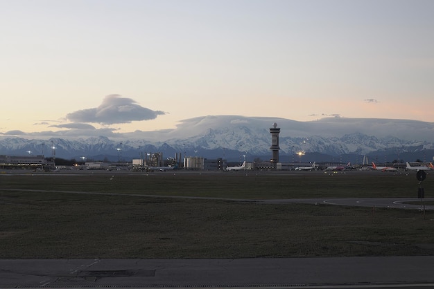 冬の日没後のミラノ イタリア ビューのマルペンサ空港