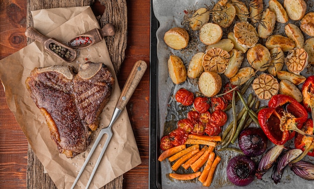 malse en sappige biefstuk met bot gegrild naast gebakken en gegrilde groenten, het concept van smakelijke en gezonde voeding