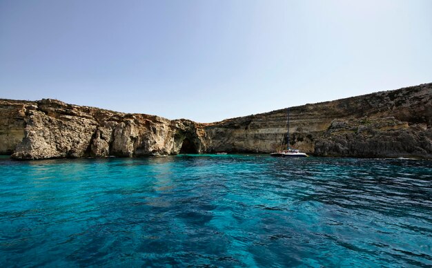 Malta, eiland Gozo, uitzicht op de zuidelijke rotskust van het eiland