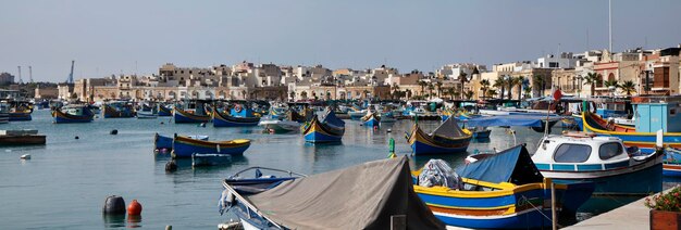 Остров Мальта, Марсашлокк, вид на город и деревянные рыбацкие лодки в гавани