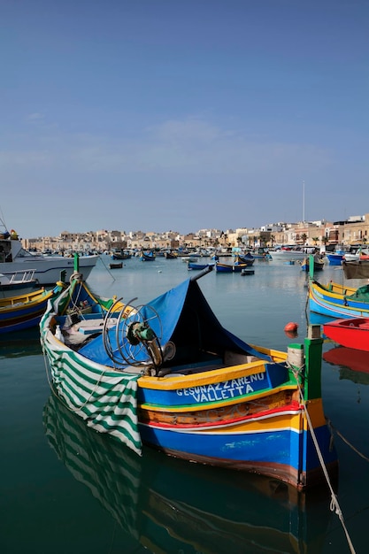 Остров Мальта, Марсашлокк, вид на город и деревянные рыбацкие лодки в гавани
