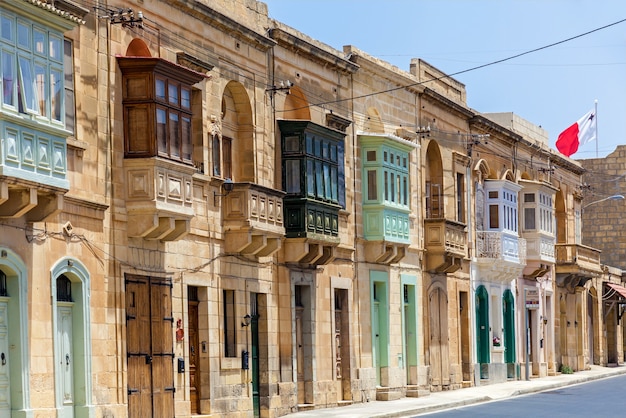 Malta Valletta 16 juni 2019: Architectuur van Malta, de gevel van het huis met kleurrijke houten ramen en een balkon op het eiland Malta