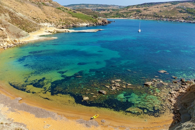 Maltees strand kust van malta ghajn tuffieha baai in de zomer tropisch resort landscape