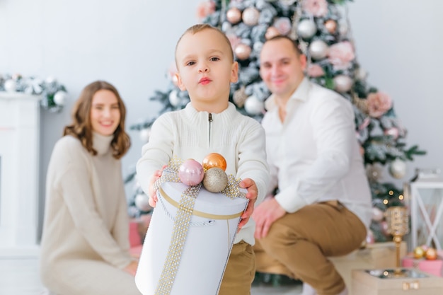 Mama en papa openen cadeaus met hun zoon