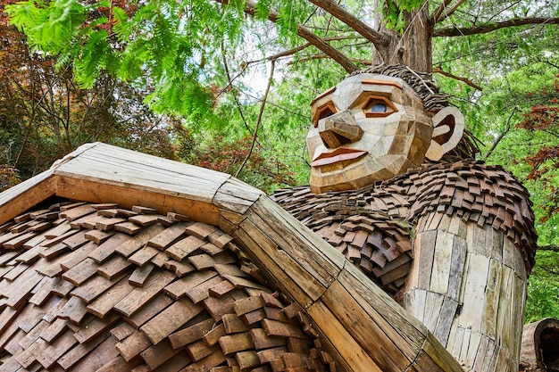Лесной великан Мама Лумари с рукой на животике стоковое фото