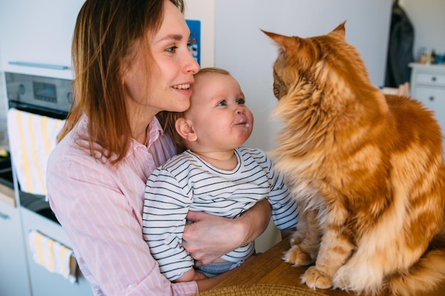 Mama speelt thuis met een klein kind op de bank veel plezier