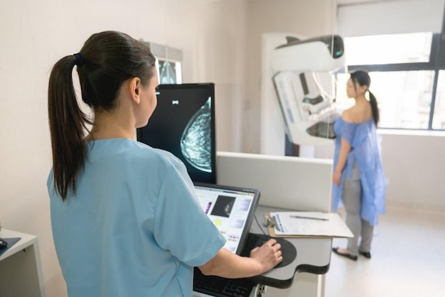 Mammogram wordt uitgevoerd - stockafbeelding