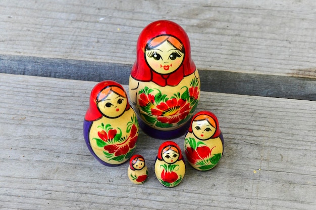 Foto mamushka-poppen met warme houten achtergrond