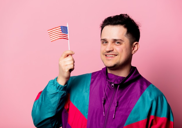 Человек в спортивном костюме 90-х с маленьким американским флагом