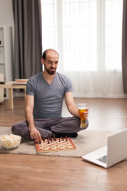 Man aan het schaken met vrienden vanuit huis