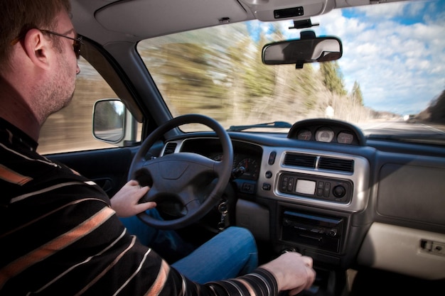 man aan het stuur de auto