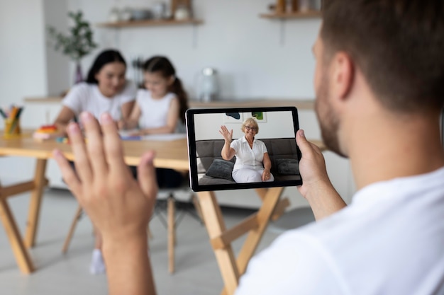 Man aan het videobellen met zijn gezin