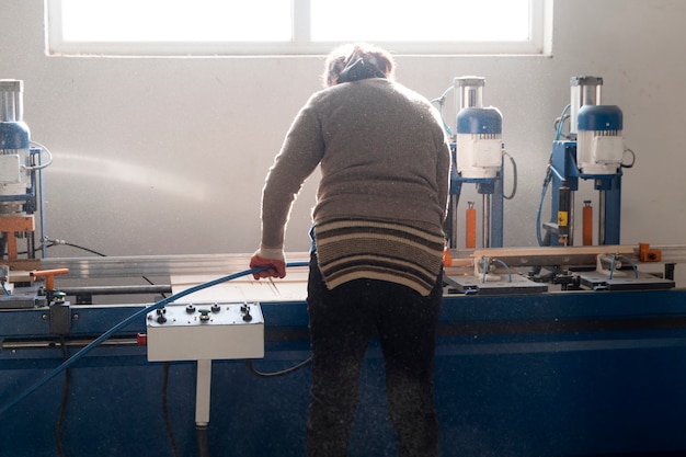 Foto man aan het werk aan het snijden van mdf-plaat