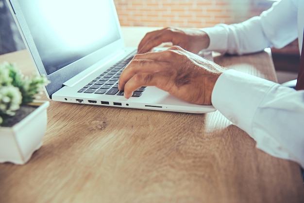 Man aan het werk in computer