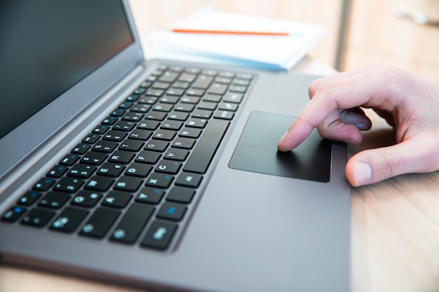 Man aan het werk in computer