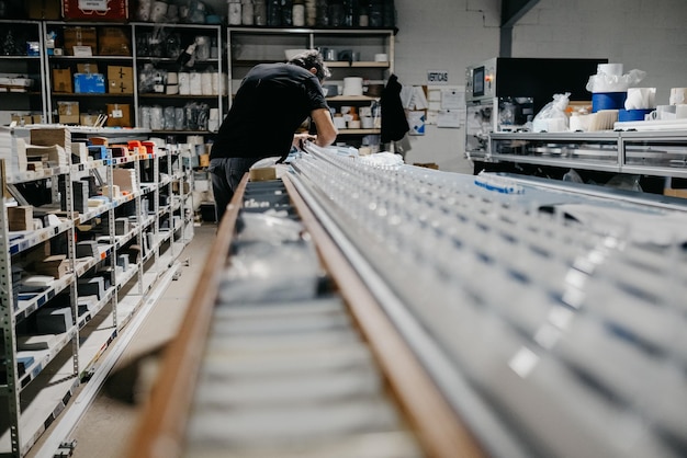 Man aan het werk in de fabricagefabriek voor jaloezieën