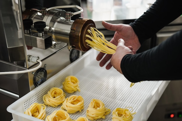 Man aan het werk in de pastafabriek - Focus op de vers gemaakte pasta