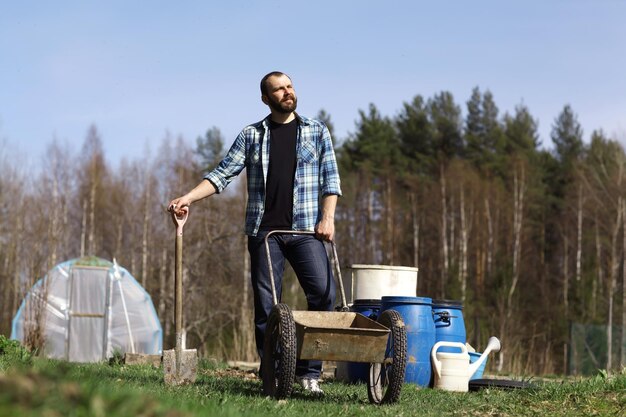 man aan het werk in de tuin