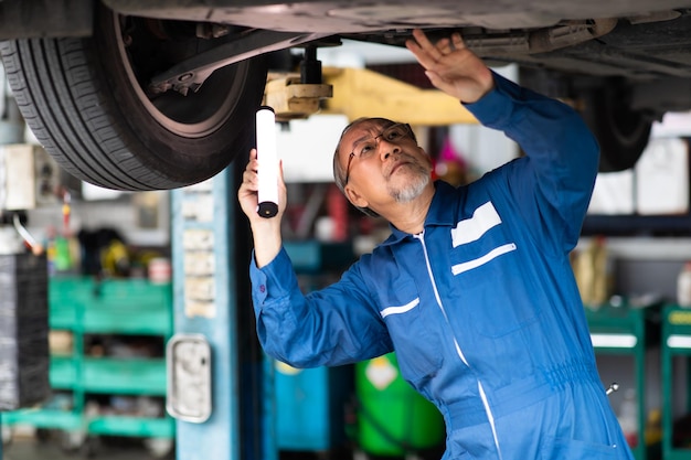 Man aan het werk in de werkplaats