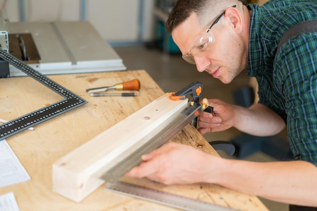 Man aan het werk in de werkplaats