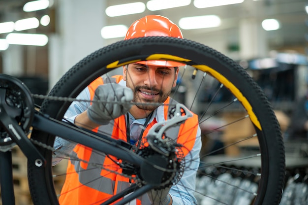 Foto man aan het werk in veiligheidsuitrusting