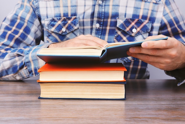 Man aan het werk met boeken close-up