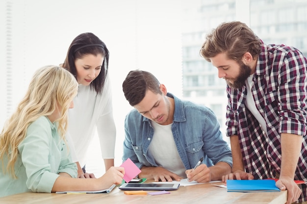 Man aan het werk met collega's