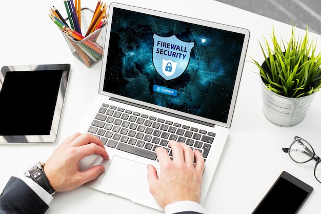 Man aan het werk met firewallbescherming voor veilige internetverbinding