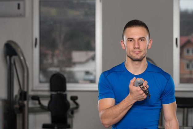 Foto man aan het werk met stopwatch in een fitnesscentrum