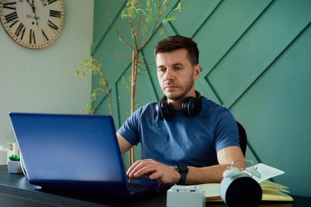 Man aan het werk op afstand op kantoor aan huis met laptop