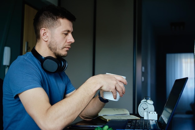 Man aan het werk op afstand op kantoor aan huis met laptop