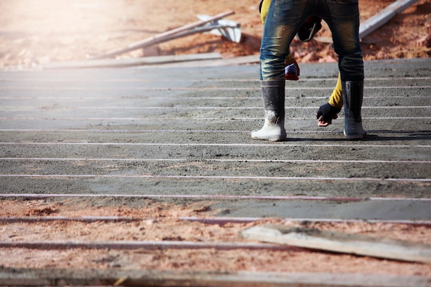 Man aan het werk op een betonnen vloer