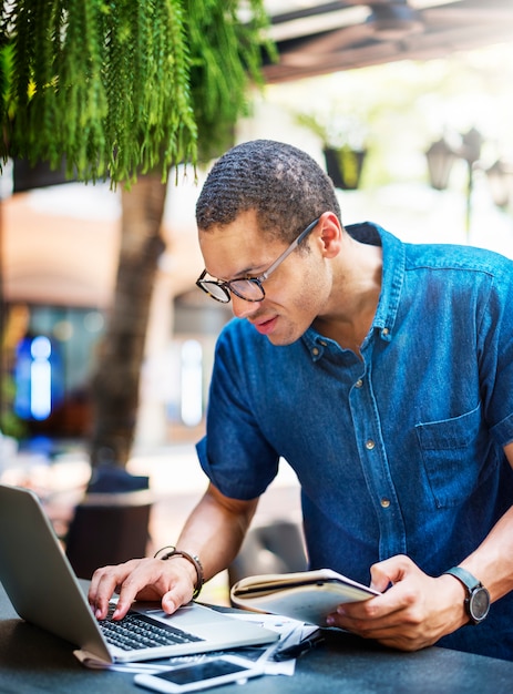 Man aan het werk op een laptop in een restaurant