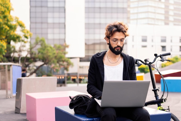 Man aan het werk op een laptop in het financiële district