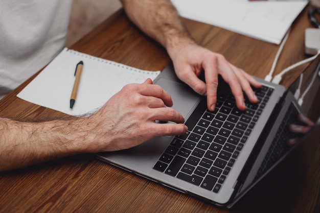 man aan het werk op een laptop