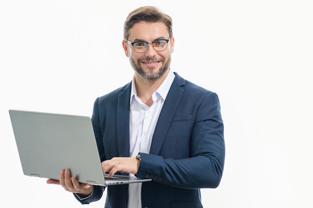 Man aan het werk op laptop in studio man in pak die e-mail controleert op laptop en bericht schrijft op sociaal gebied