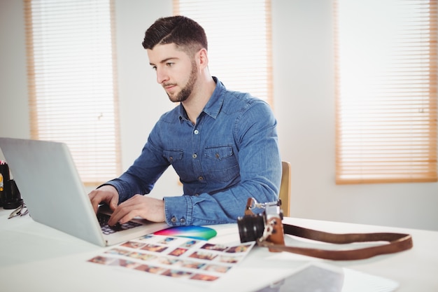 Man aan het werk op laptop op kantoor