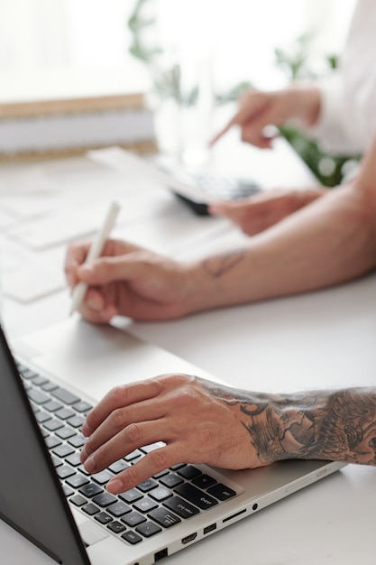 Man aan het werk op laptop op kantoor