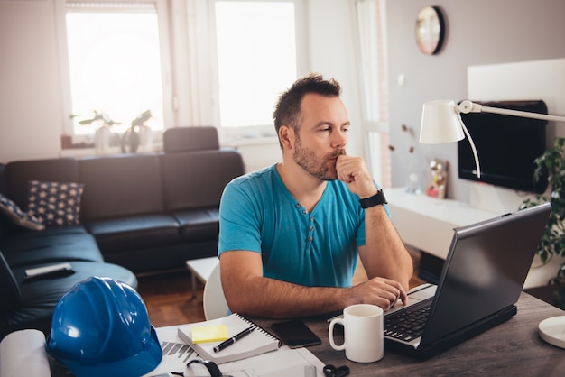 Man aan het werk op laptop