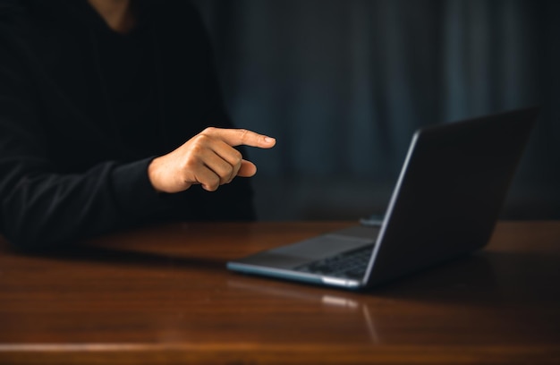 Man aan het werk op laptopcomputer thuis