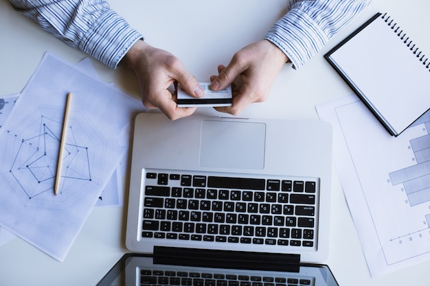 Man aan het werk op laptopcomputer