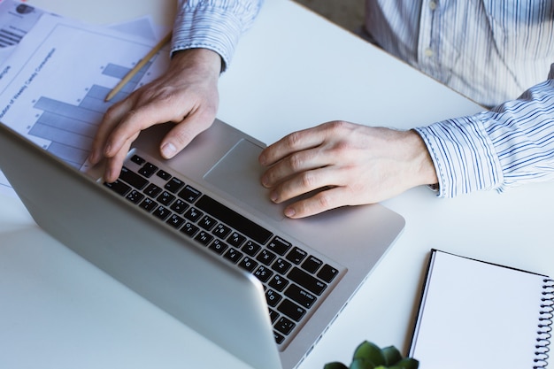 Man aan het werk op laptopcomputer