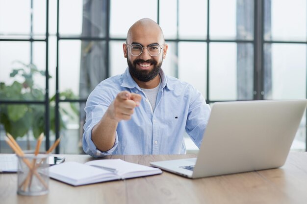 man aan het werk op tafel met laptop in een nieuw kantoor