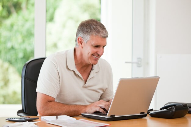 Man aan het werk op zijn laptop