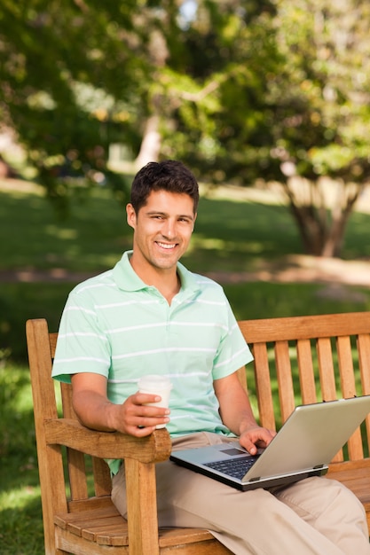 Man aan het werk op zijn laptop