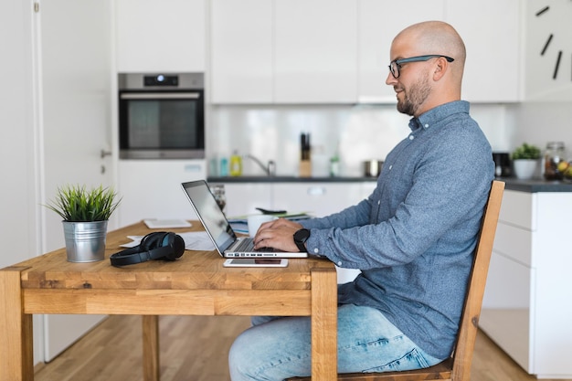 Man aan het werk vanuit huis tijdens de pandemie van het coronavirus