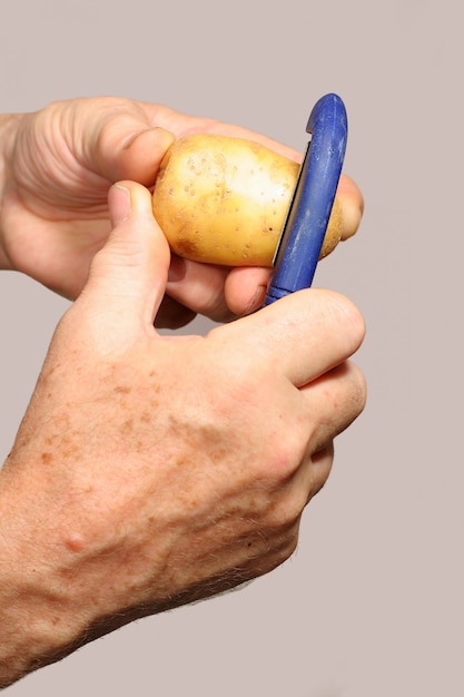 man aardappelen schillen