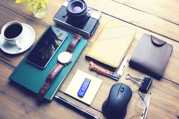 Man accessoire op houten werktafel achtergrond