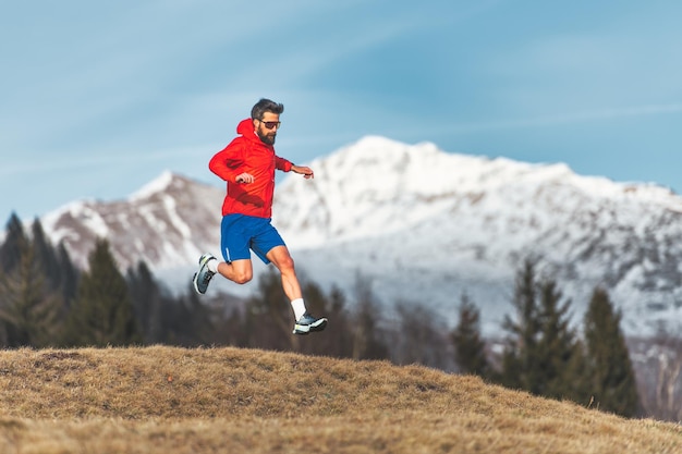 Photo man in action during a mountain run